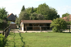 Stallhaus mit eigener Sattelkammer, Paddock und Koppel
